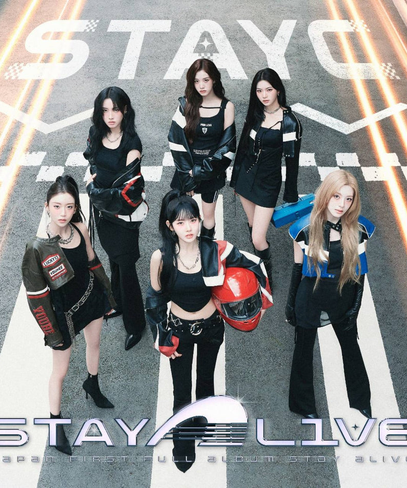 STAYC - [STAY ALIVE] (Standard Edition (Limited Press) Ver.) - Album Kpop : photo du groupe sur piste, style concept noir et néons