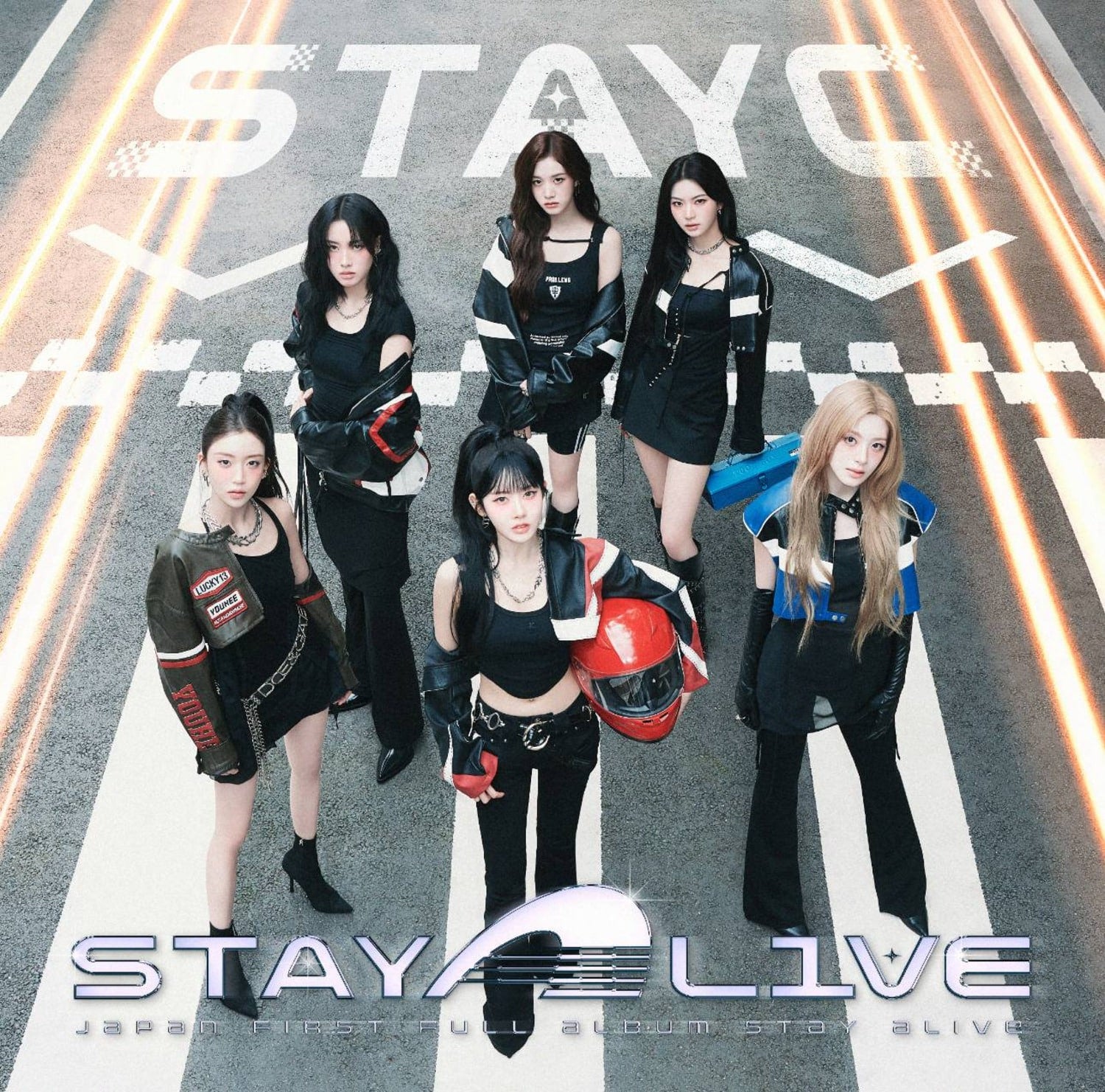 STAYC - [STAY ALIVE] (Standard Edition (Limited Press) Ver.) - Album Kpop : photo du groupe sur piste, style concept noir et néons