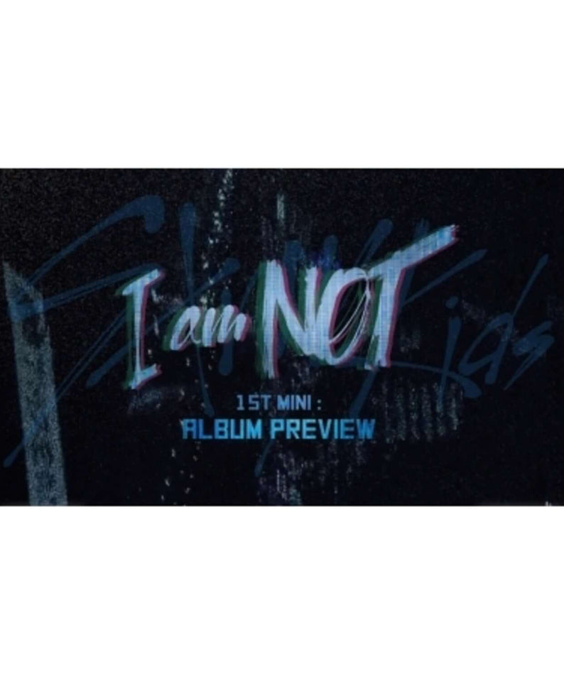 STRAY KIDS - [I AM NOT] ( 2 Random ) - Album Kpop : cover sombre "I am Not" avec effets lumineux, style urbain.