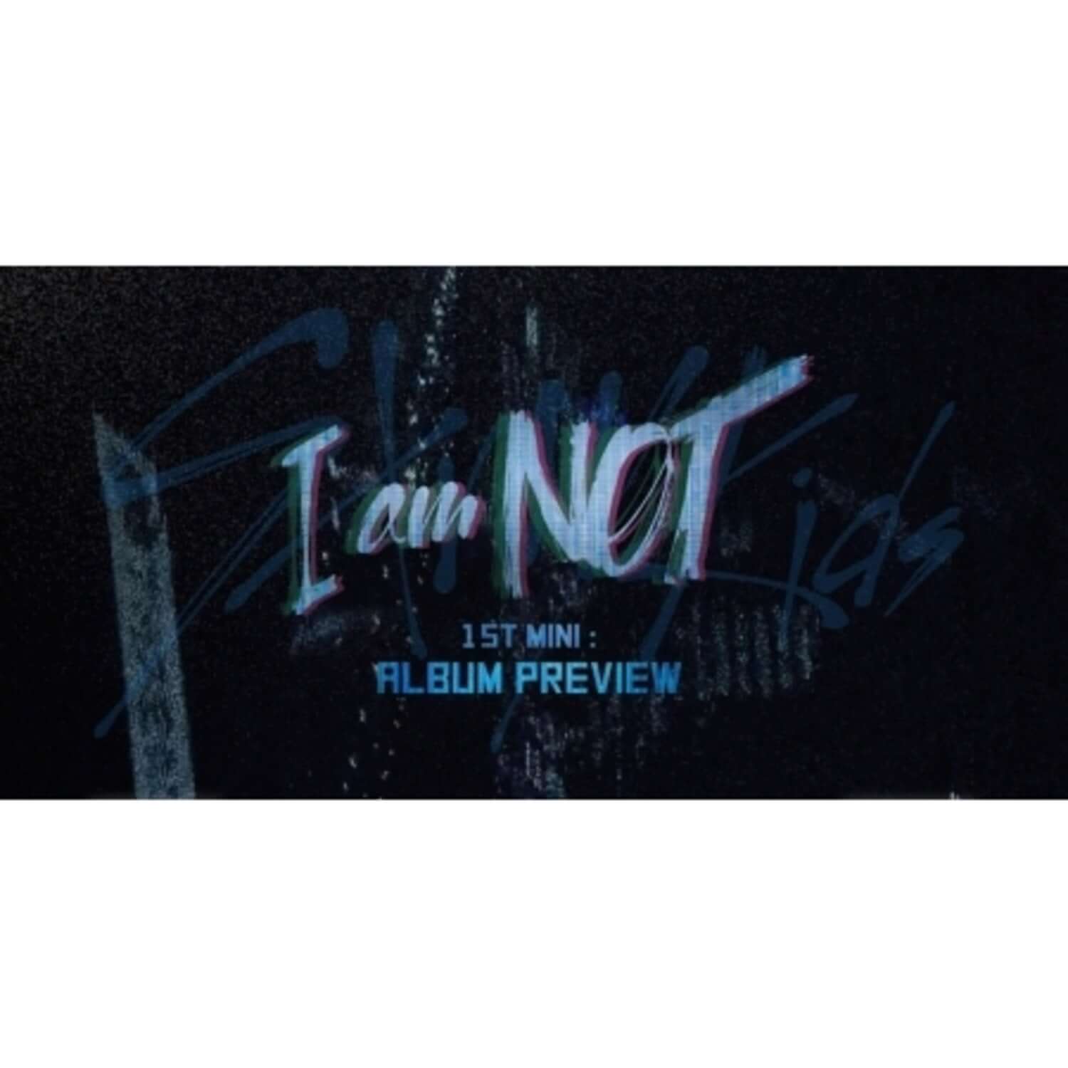 STRAY KIDS - [I AM NOT] ( 2 Random ) - Album Kpop : cover sombre "I am Not" avec effets lumineux, style urbain.