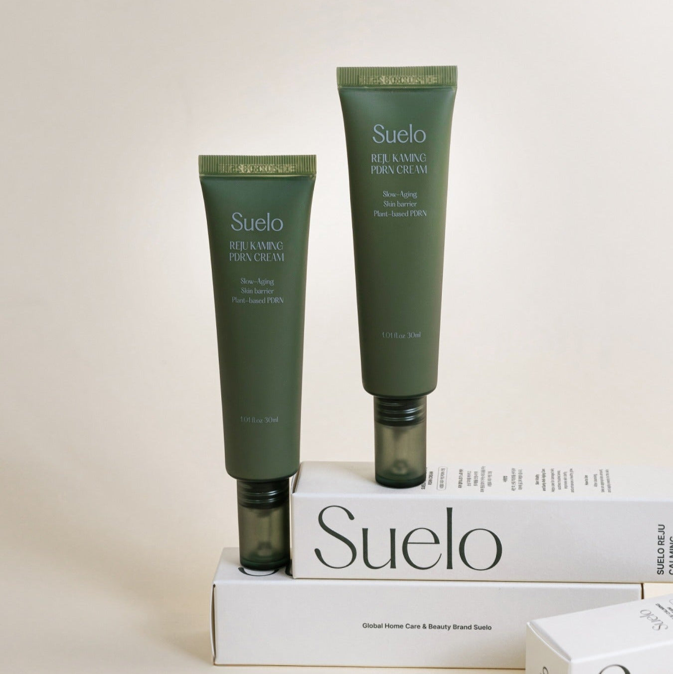 SUELO Reju Calming PDRN Cream 30ml : crème apaisante Suelo sur fond clair, tubes devant packaging beauté
