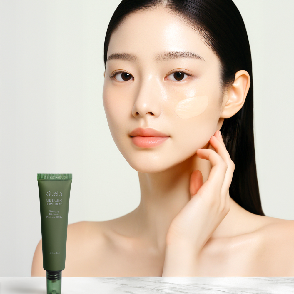 SUELO Reju Calming PDRN Cream 30ml de SUELO, sur peau apaisée, femme au soin sur fond clair.