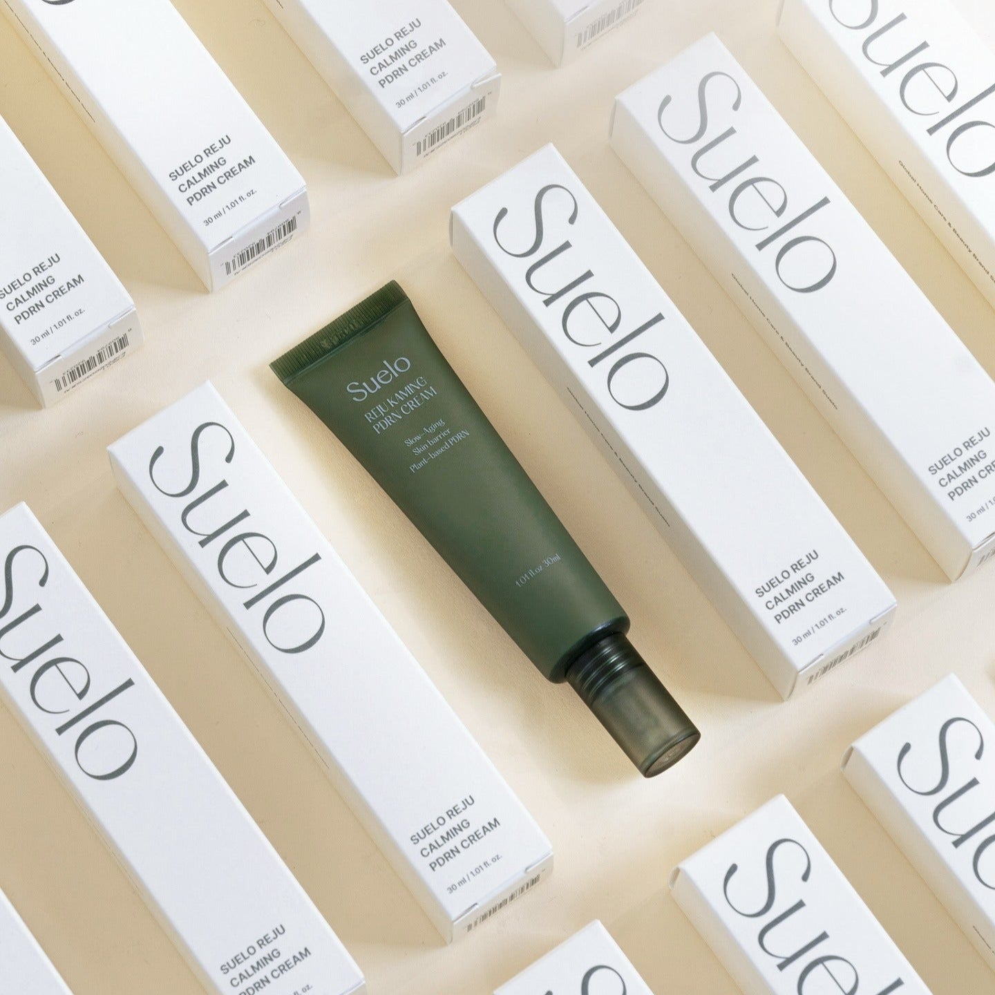 SUELO Reju Calming PDRN Cream 30ml, tubes sur étagère blanche, marque SUELO, contexte beauté et skincare