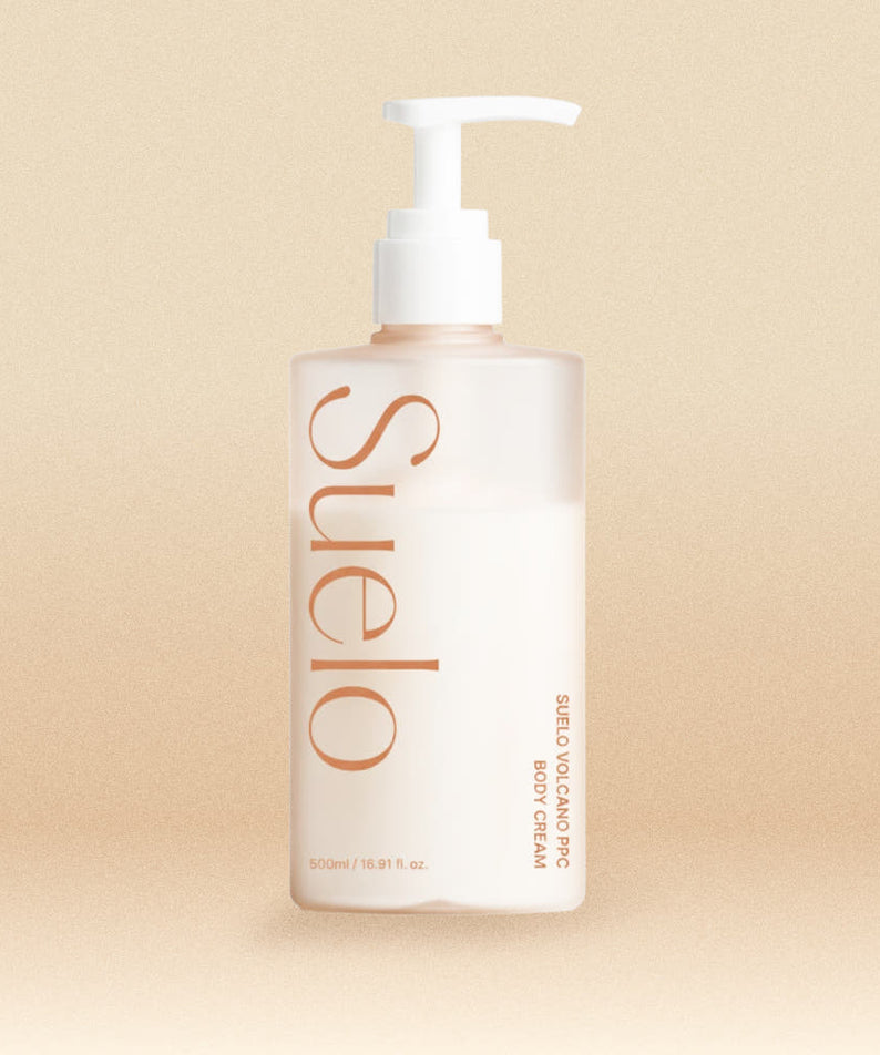 SUELO Volcano Body Slimming Anti-Puffiness Cream 500ml, flacon pompe sur fond beige, crème anti-puffiness, marque SUELO.