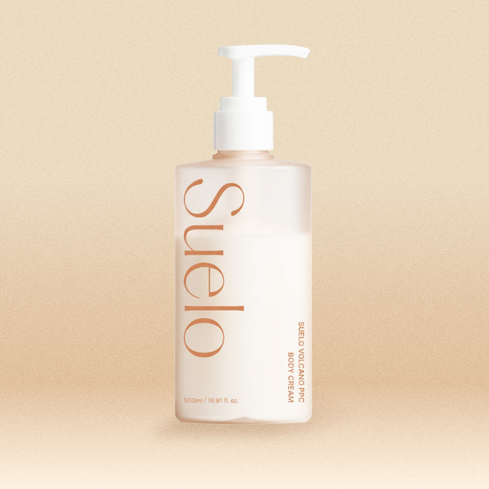 SUELO Volcano Body Slimming Anti-Puffiness Cream 500ml, flacon pompe sur fond beige, crème anti-puffiness, marque SUELO.