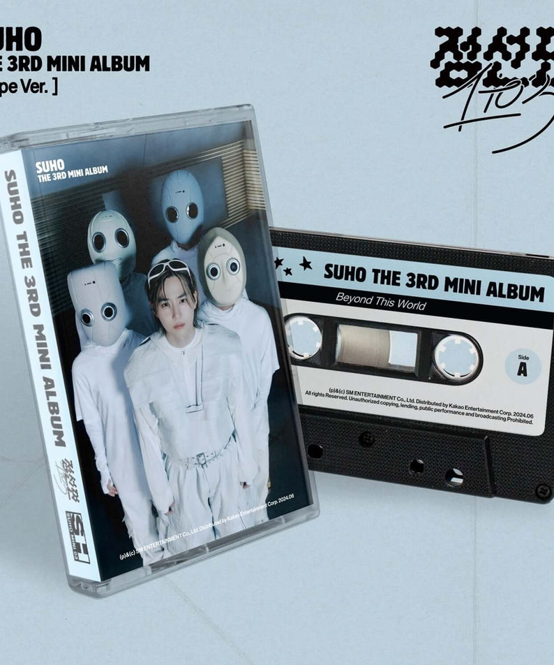 SUHO - 3rd Album [1 to 3] (Tape Ver.) - Album Kpop, coffret SUHO à côté d’une cassette sur fond bleu clair.