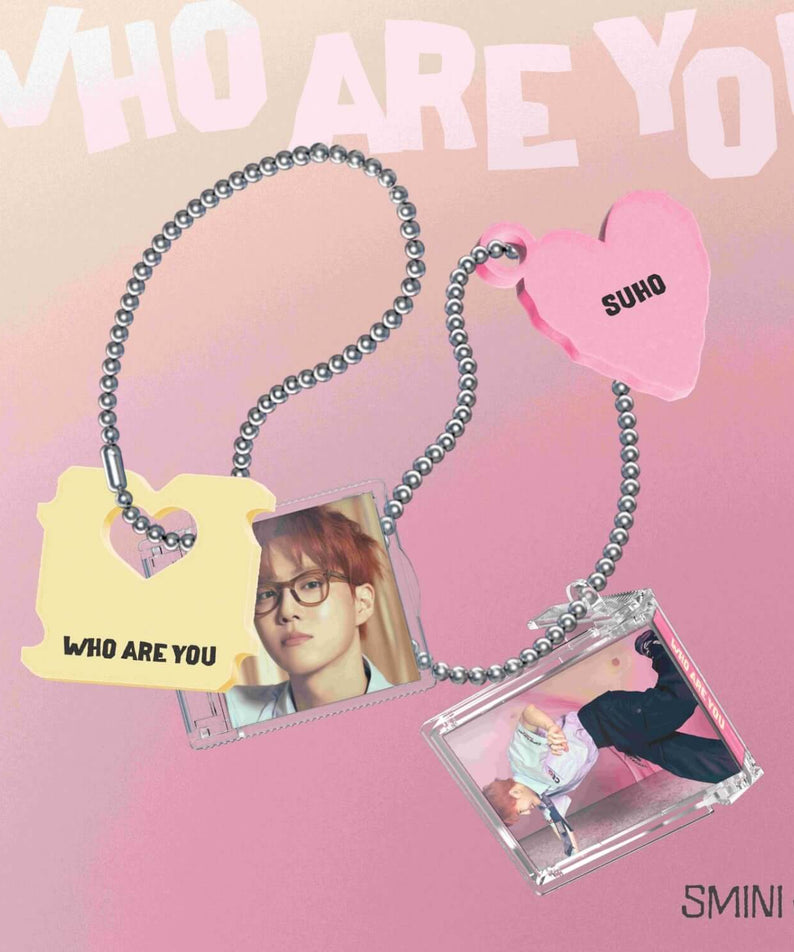 SUHO - 4th Album [Who Are You] (SMini Ver.)(Smart Album) (Random 1 of 2) : album Kpop visuel rose avec photo et accessoires