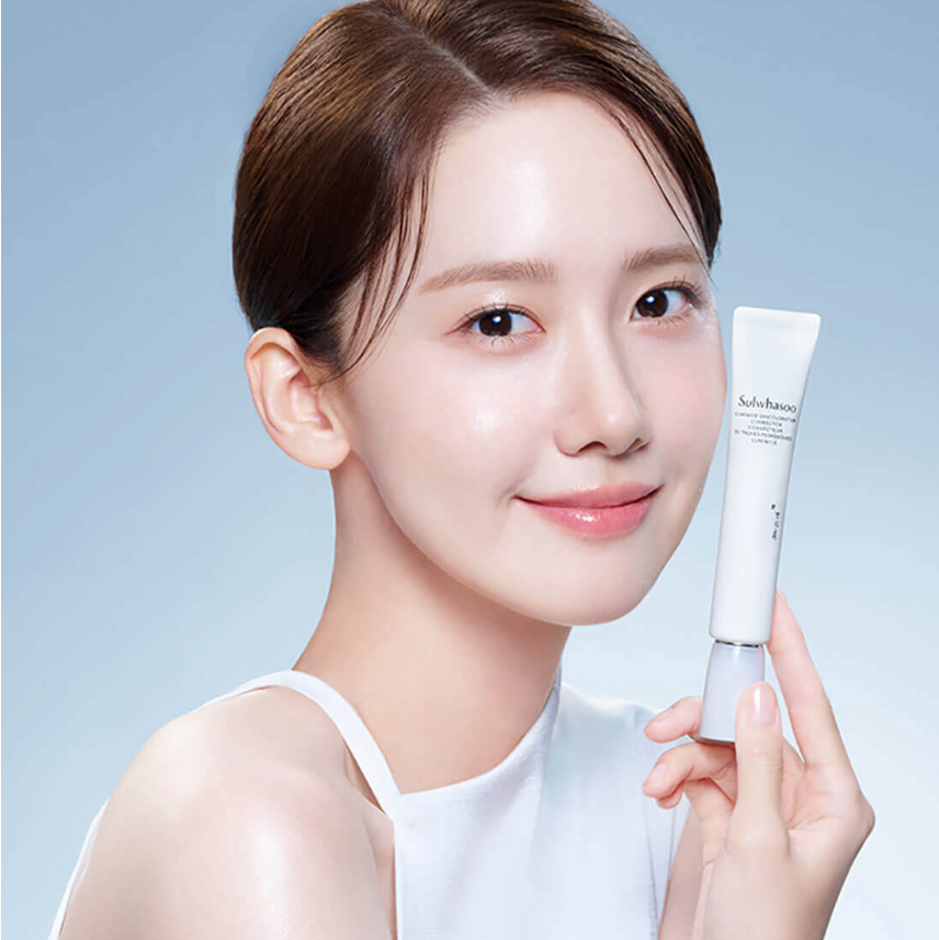 Décris l'image en français : SULWHASOO Lumiwise Discoloration Corrector 30ml de la marque Sulwhasoo, femme tenant le tube.