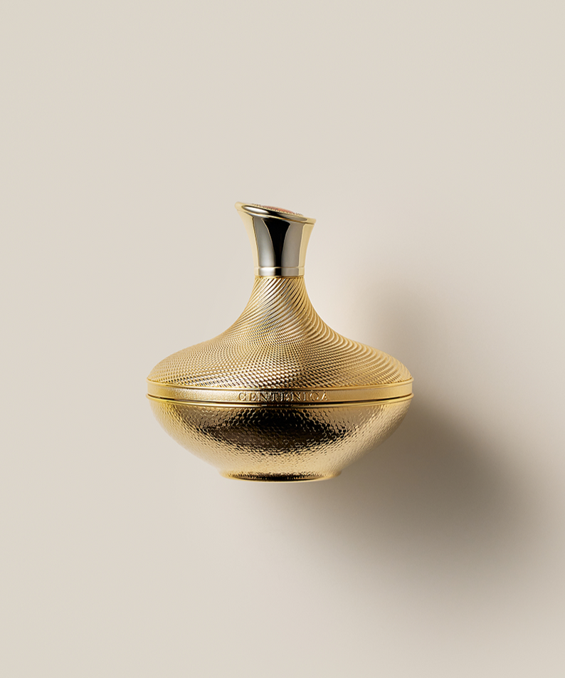 Crème pour les yeux SU:M37 Centenica Eye Cream 25ml Planning Set en pot doré élégant sur fond beige.