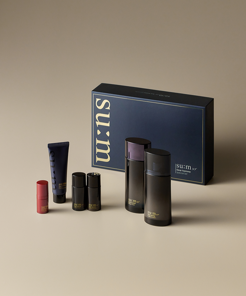 Ensemble SU:M37 Dear Homme Basic 2 pièces de luxe sur fond beige, idéal pour soins masculins haut de gamme.