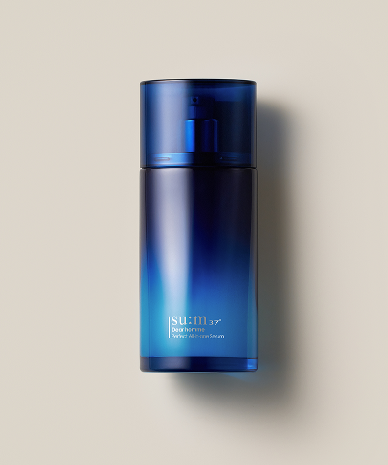 Produit SU:M37 Dear Homme Perfect All-in-One Serum 110ml en flacon bleu élégant sur fond beige.