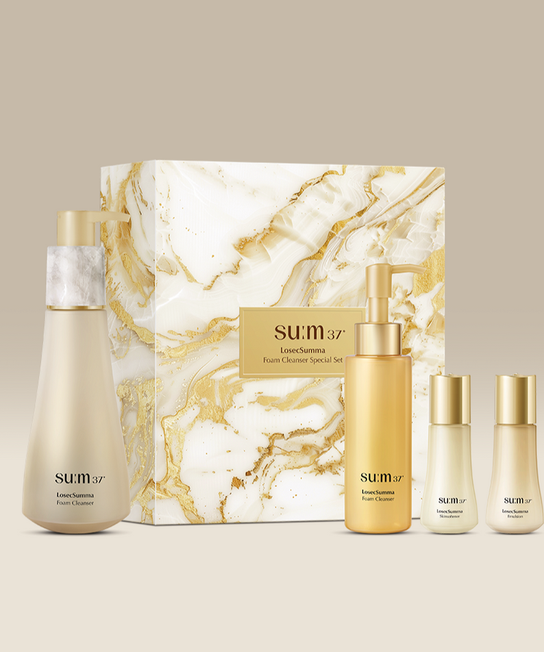 SU:M37 LosecSumma Foam Cleanser Planning (Set) de la marque SU:M37, flacons et coffret sur fond beige marbré.