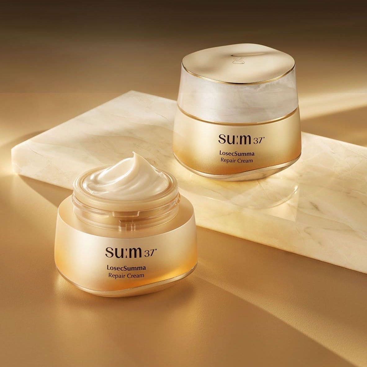 SU:M37 LosecSumma Repair Cream 50ml, crème visage en pot sur fond beige, lumière douce, produit SU:M37