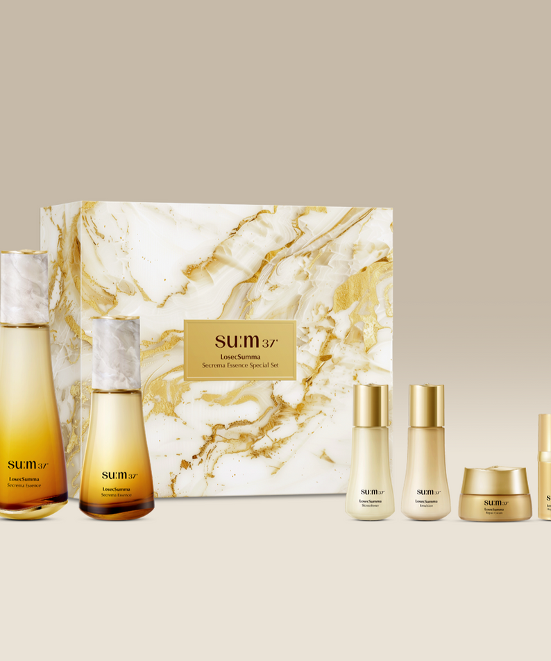 SU:M37 LosecSumma Secrema Essence Planning (Set) de la marque SU:M37, pack de soins sur fond beige avec bouteilles.