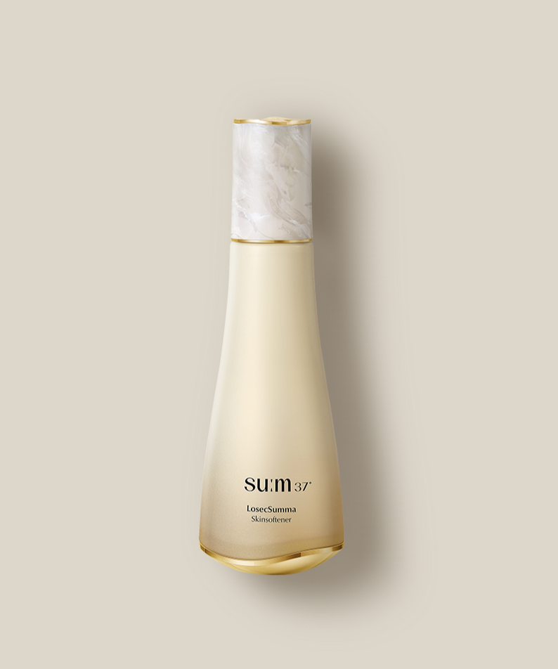 SU:M37 LosecSumma Skin Softener 150ml en flacon blanc doré, fond clair minimaliste, photo produit SU:M37