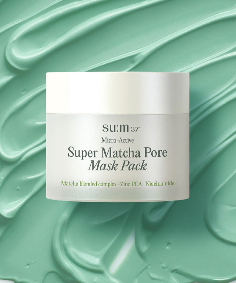 Masque SU:M37 Microactive Super Matcha Pore Mask 100ml avec complexe Matcha sur fond de texture verte luxuriante.