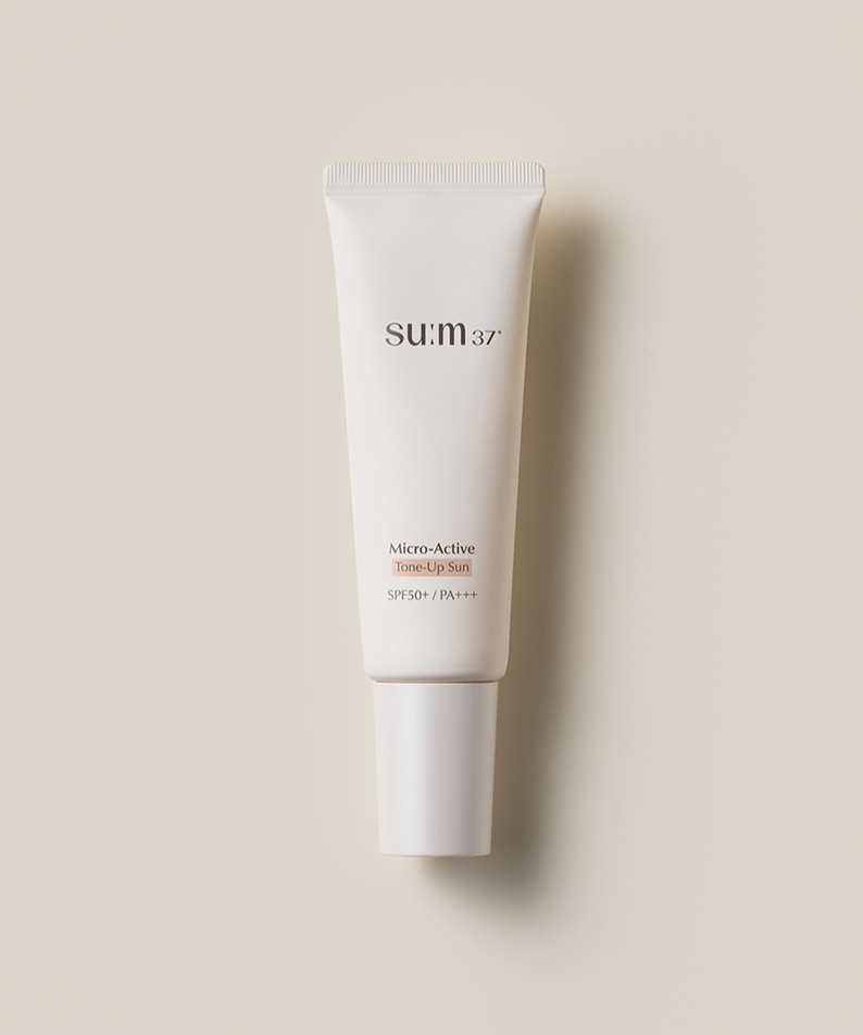 SU:M37 Microactive Tone Up Sun 50 SPF50+ / PA+++ crème solaire sur fond beige, protection solaire efficace en flacon blanc.