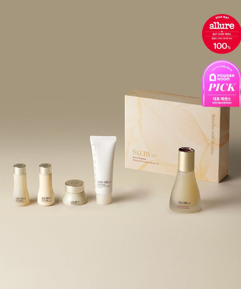 Ensemble de produits de beauté SU:M37 Secret Essence 45ml Set avec récompenses, sur fond beige élégant.