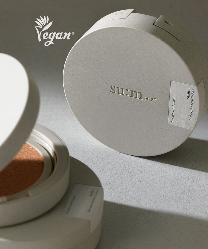 Coussin glow doux SU:M37 Skin-Stay en packaging élégant. Produit vegan pour un teint lumineux et soyeux.