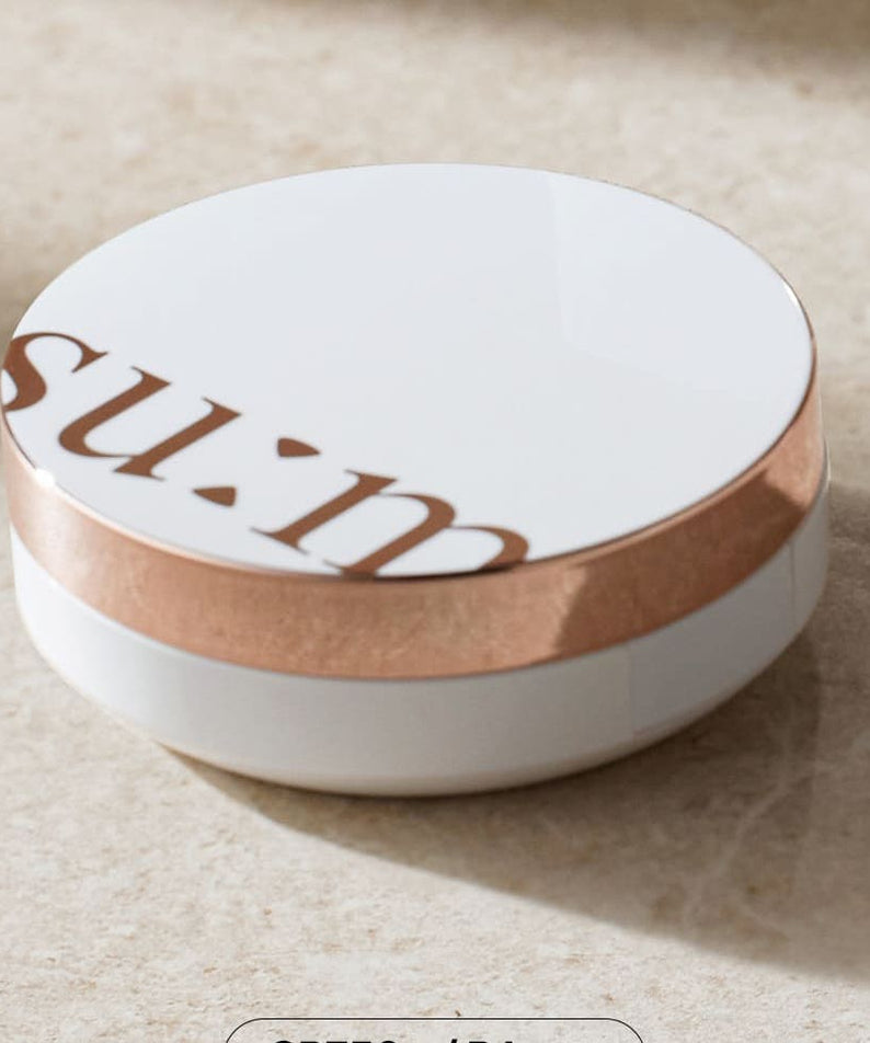 SU:M37 Sun-Away Cooling Sun CC EX sur une surface en marbre, protection solaire élégante et rafraîchissante pour la peau.