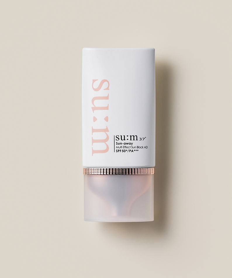 Crème solaire SU:M37 Sun-Away Multi-Effect Sunblock Aid, haute protection solaire, emballage élégant sur fond beige.