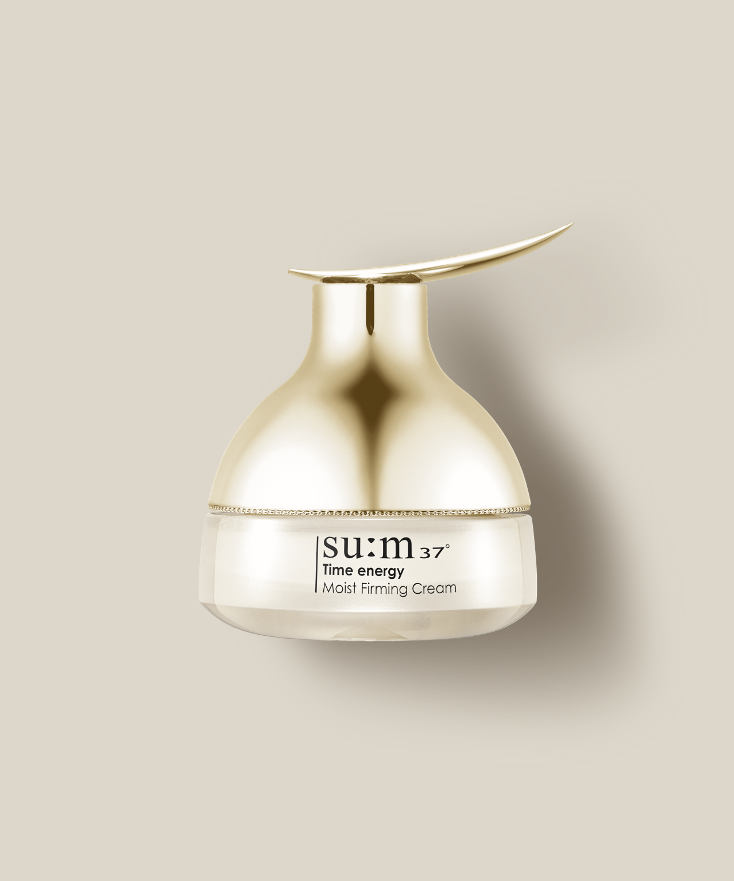 Pot doré de SU:M37 Time Energy Moist Firming Cream 80ml sur fond beige.