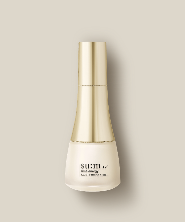Flacon du sérum SU:M37 Time Energy Moist Firming Serum 50ml sur fond beige.