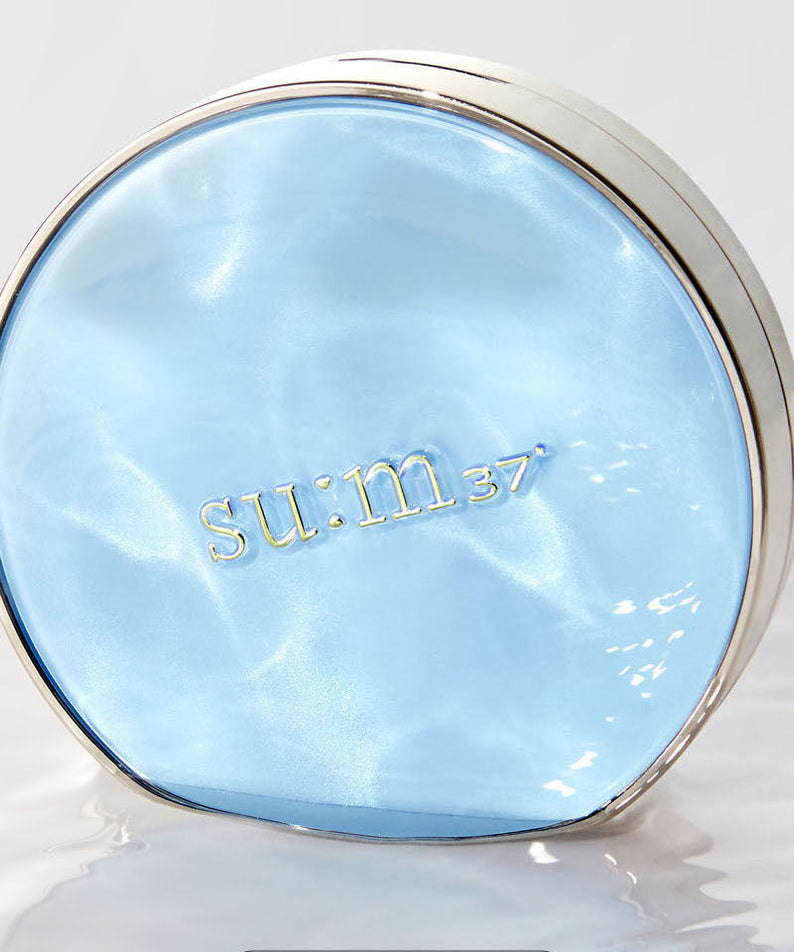 Coussin glow SU:M37 Water-full mesh cushion glow set 01 avec boîtier bleu lumineux sur fond blanc.