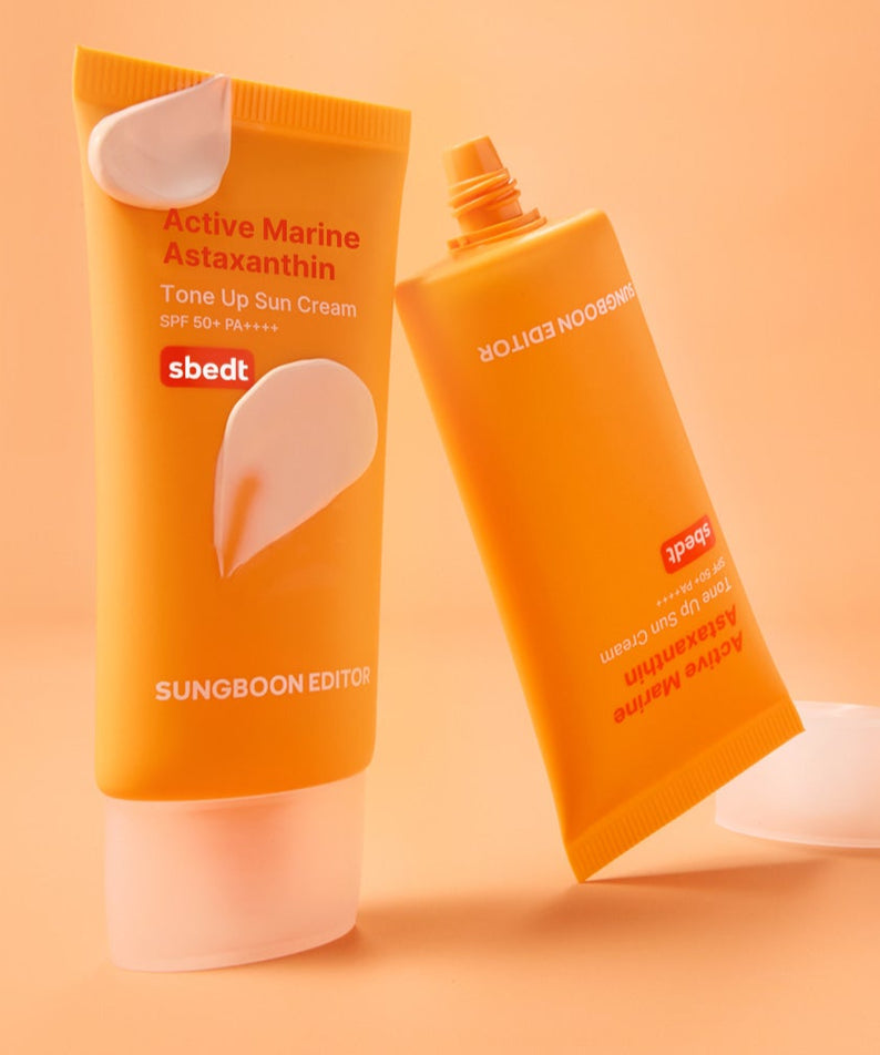 SUNGBOON EDITOR Active Marine Astaxanthin Tone-up Sunscreen 50g, tube et visuel crème sur fond orange en studio.