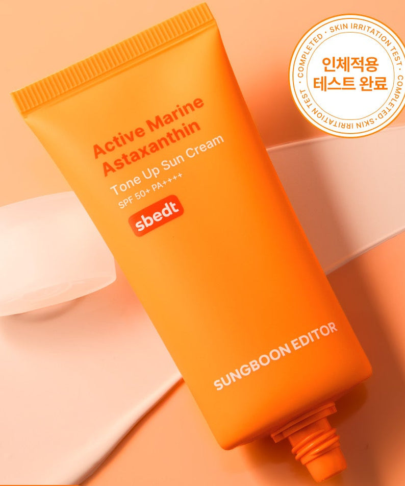 SUNGBOON EDITOR Active Marine Astaxanthin Tone-up Sunscreen 50g, tube orange sur fond beige, marque visible