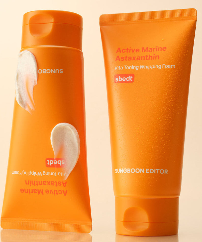 SUNGBOON EDITOR Active Marine Astaxanthin Vita Toning Whipping Foam 120g, tubes orange en studio sur fond beige
