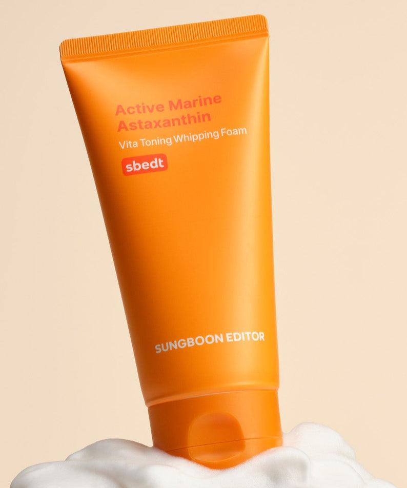 SUNGBOON EDITOR Active Marine Astaxanthin Vita Toning Whipping Foam 120g, tube orange sur fond beige, mousse blanche.