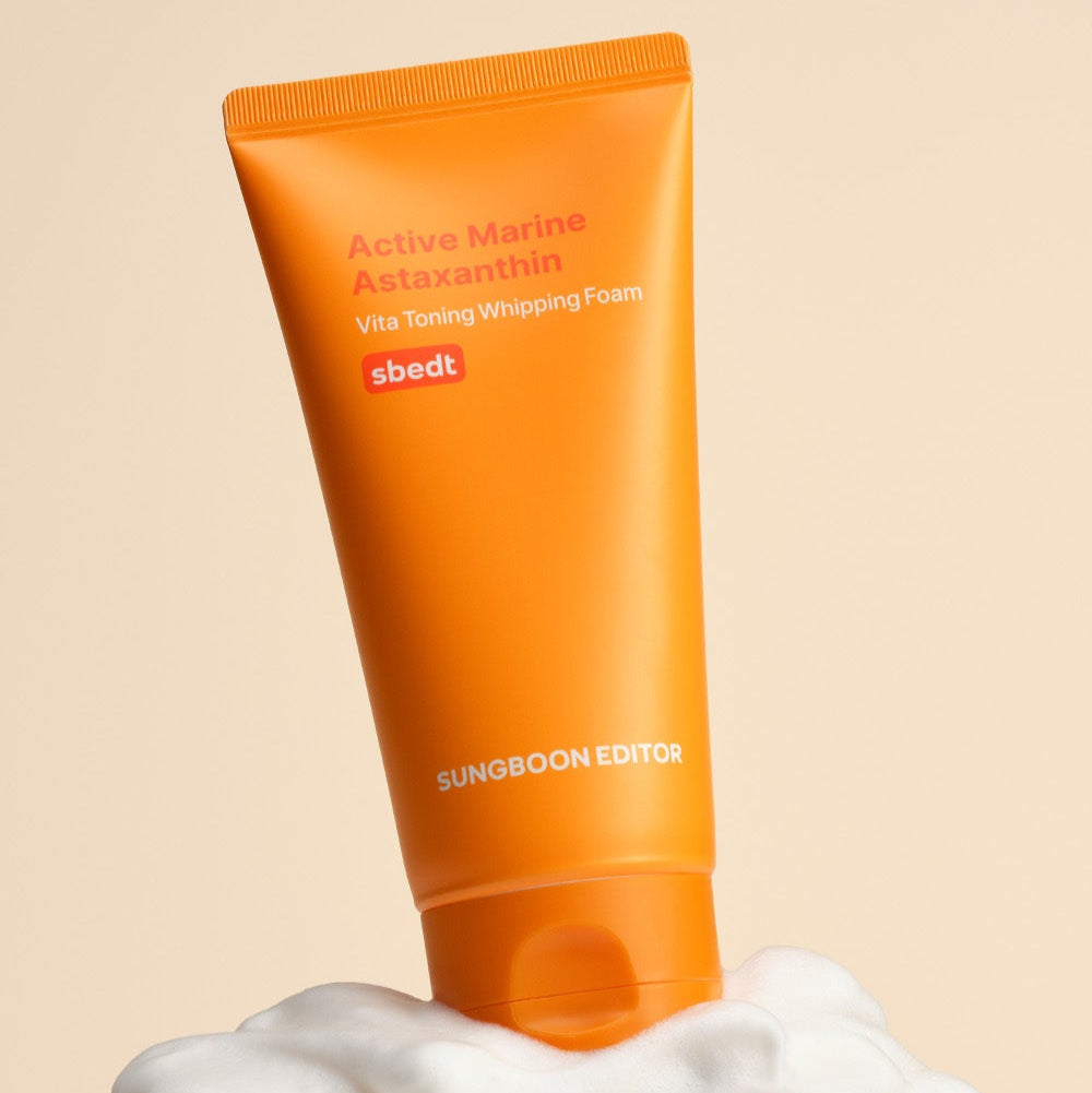 SUNGBOON EDITOR Active Marine Astaxanthin Vita Toning Whipping Foam 120g, tube orange sur fond beige, mousse blanche.