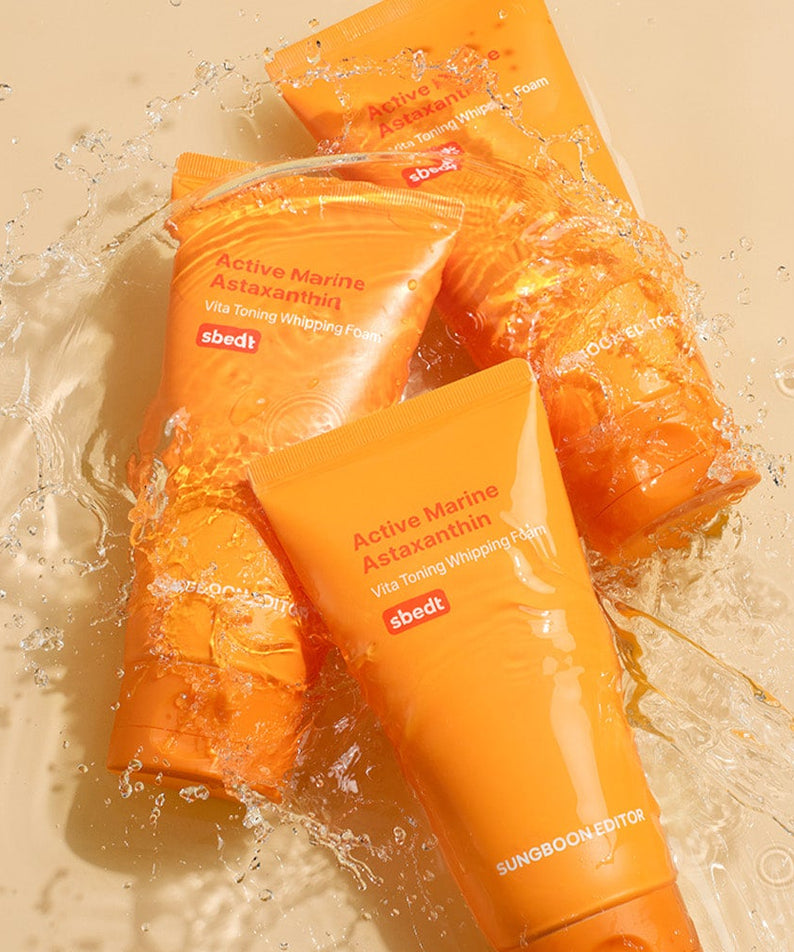 SUNGBOON EDITOR Active Marine Astaxanthin Vita Toning Whipping Foam 120g, produit en photo avec packaging orange et éclaboussures d’eau