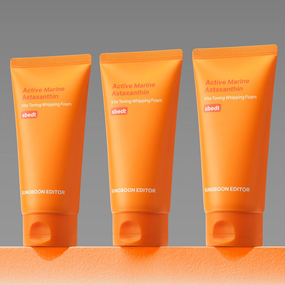 SUNGBOON EDITOR Active Marine Astaxanthin Vita Toning Whipping Foam 120g, tubes orange, trio sur fond gris