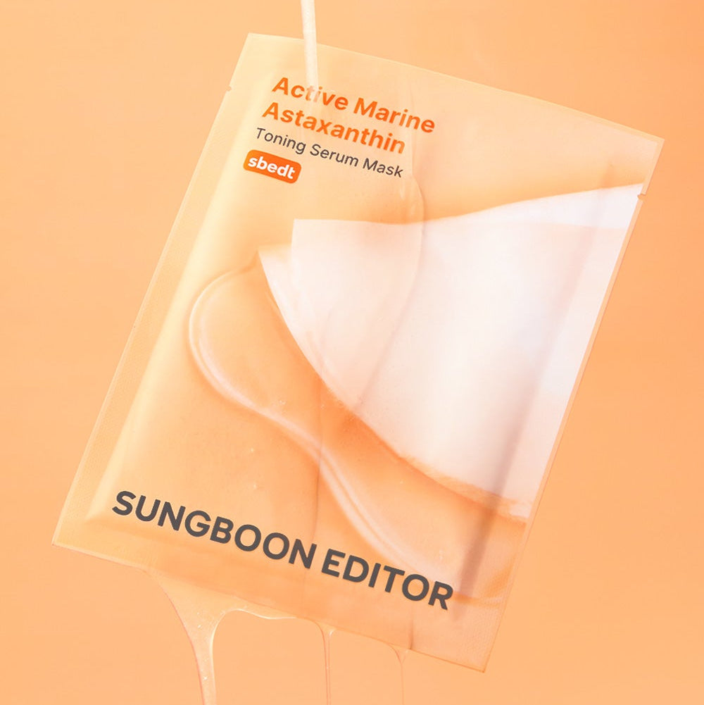 SUN GBOON EDITOR Active Marine Asxatanthin Toning Serum Mask 10 Sheets, masque hydratant sur fond orange en studio