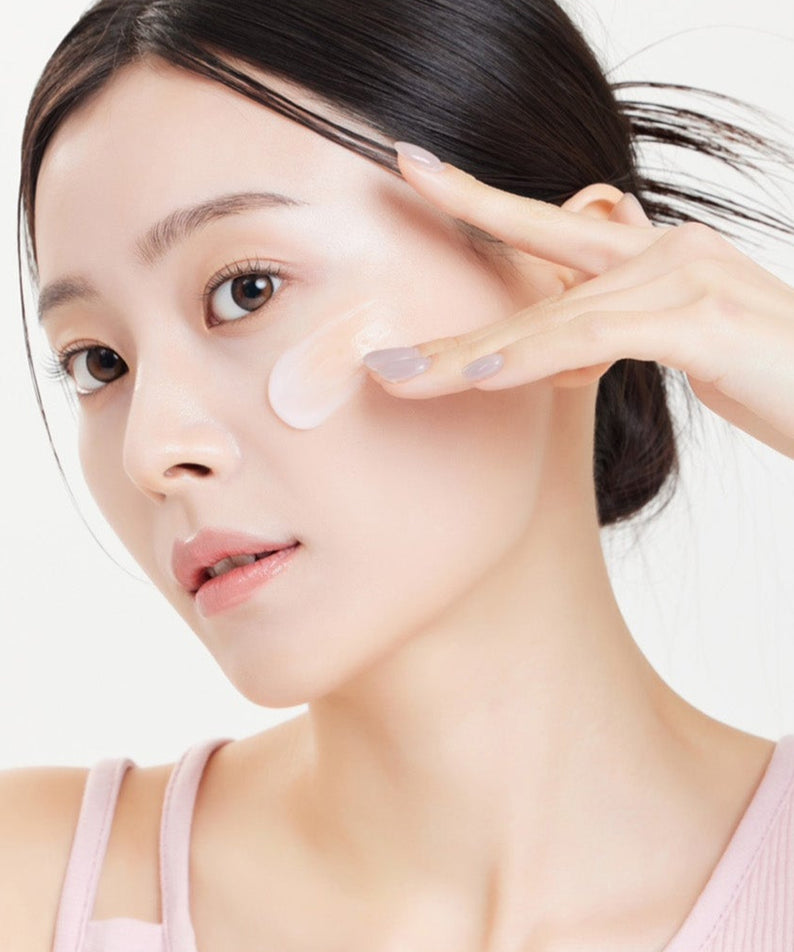 SUNGBOON EDITOR Apple Peel Glow Skin Soothing Cream 50ml, femme applique une crème visage apaisante, gelée à l’orange.