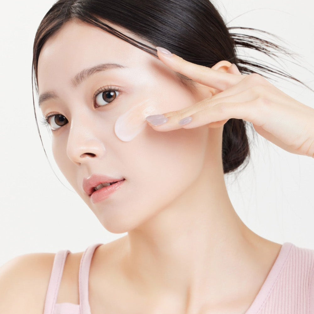 SUNGBOON EDITOR Apple Peel Glow Skin Soothing Cream 50ml, femme applique une crème visage apaisante, gelée à l’orange.