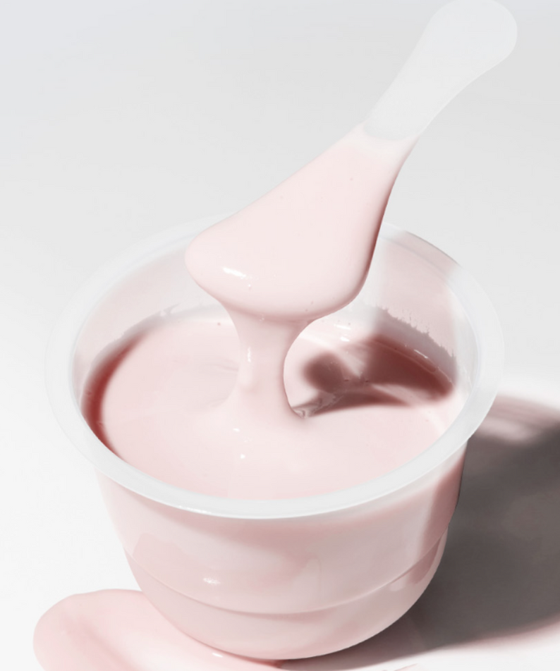 Décris l'image en français: SUNGBOON EDITOR Boosting Modeling Pack Apple Peel Glow Soothing, crème rose en pot, texture sur spatule.