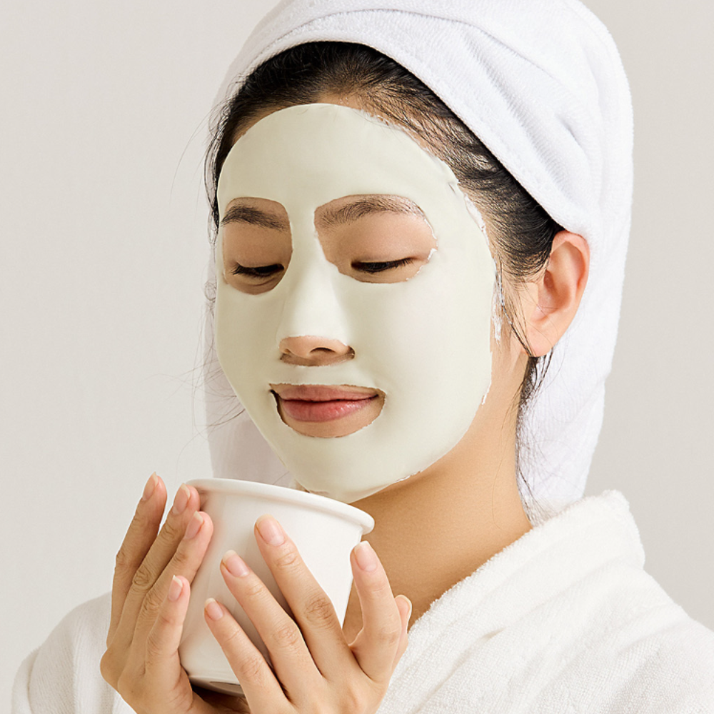 SUNGBOON EDITOR Boosting Modeling Pack Green Tomato Pore Tightening : masque visage vert sur modèle, marque SUNGBOON, soins