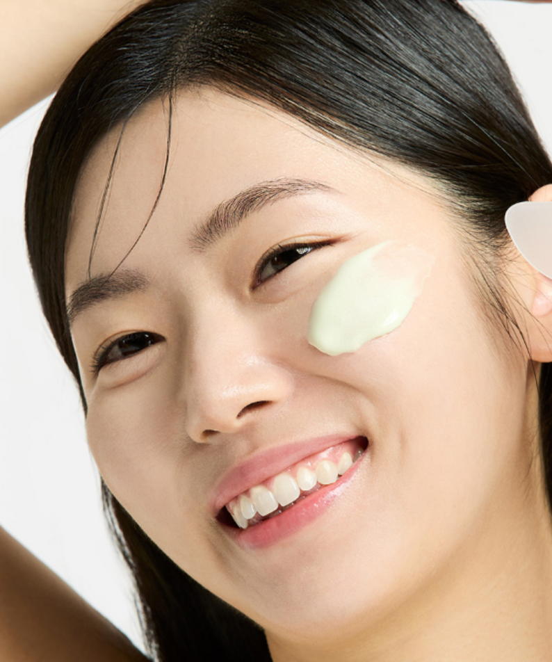 SUNGBOON EDITOR Boosting Modeling Pack Green Tomato Pore Tightening, peau avec masque vert sur visage, marque Sungboon.