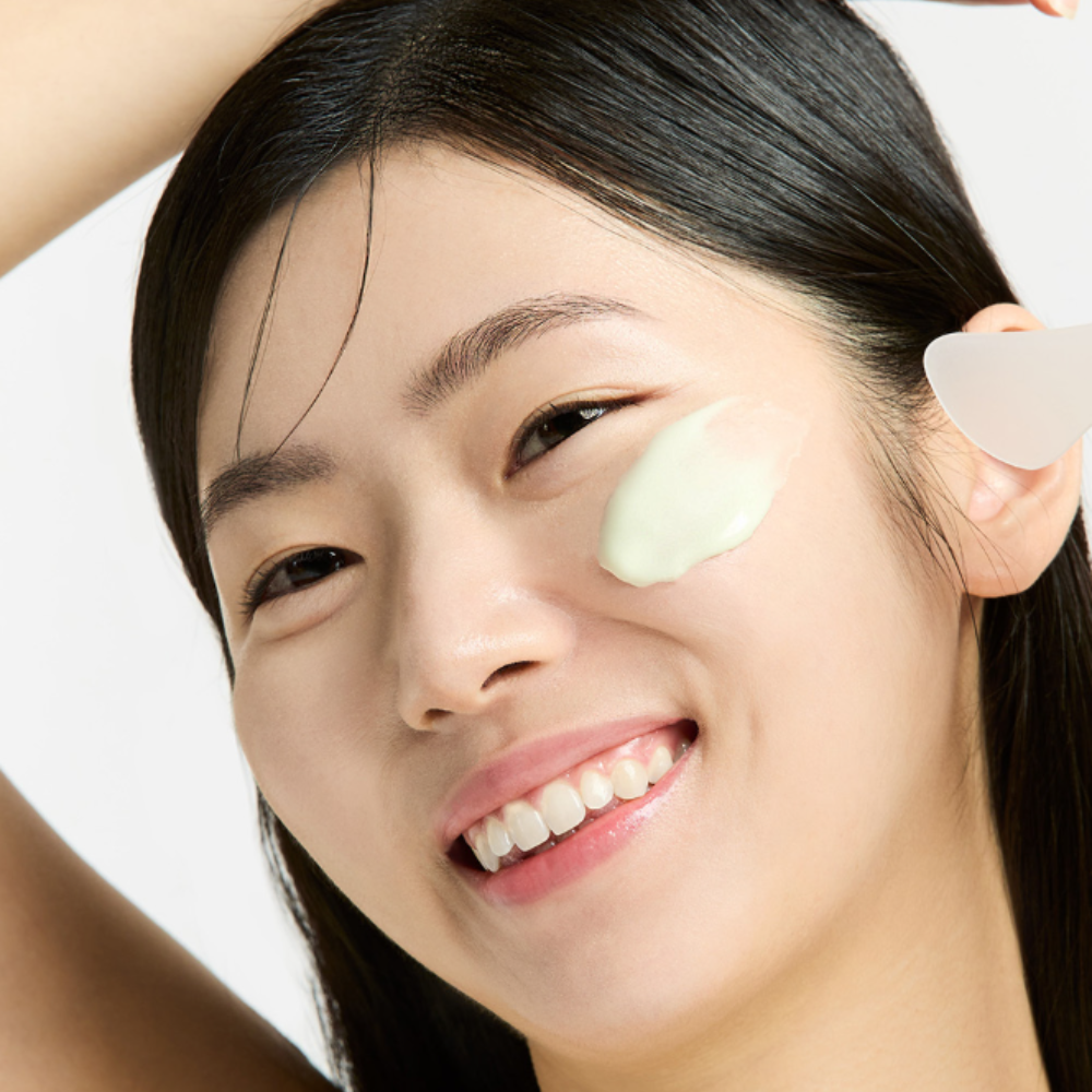 SUNGBOON EDITOR Boosting Modeling Pack Green Tomato Pore Tightening, peau avec masque vert sur visage, marque Sungboon.