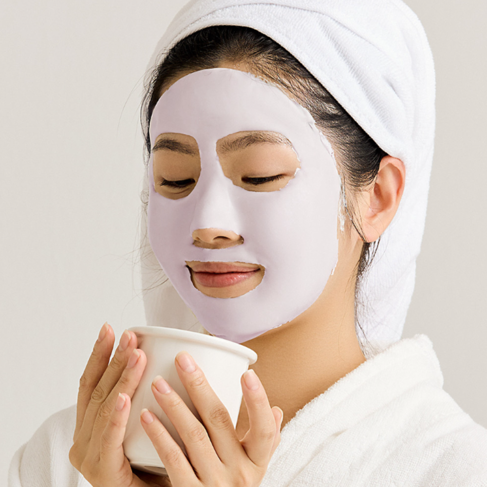 SUNGBOON EDITOR Boosting Modeling Pack Meoru Podo Brightening : femme avec masque facial et bol, peau éclatante