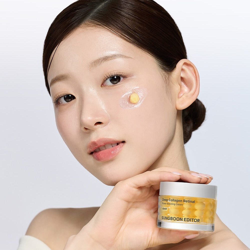 Femme appliquant la crème SUNGBOON EDITOR Deep Collagen Retinal Shot Power Boosting Cream sur son visage. Pot de crème en main.