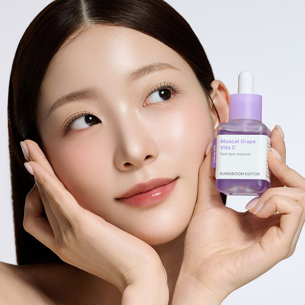 SUNGBOON EDITOR Grape Vita C Dark Spot Whitening Ampoule 40ml, femme en gros plan tenant le sérum violet.