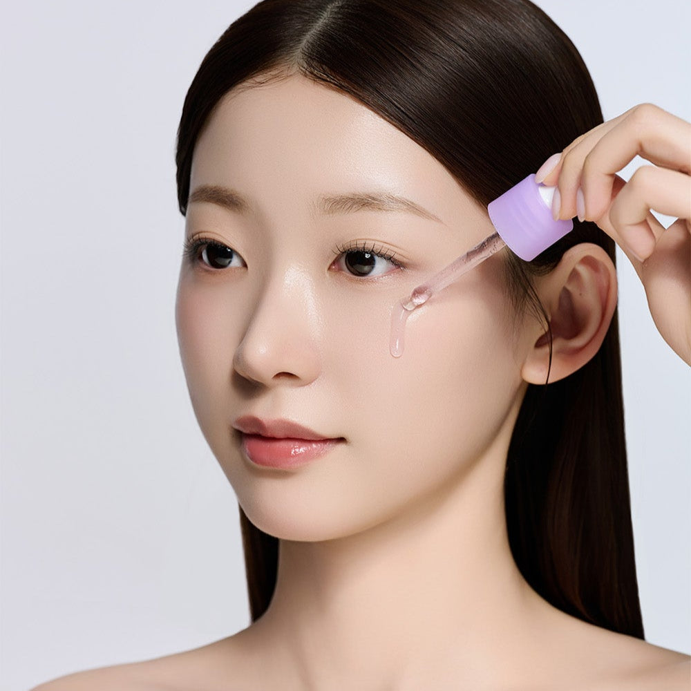 SUNGBOON EDITOR Grape Vita C Dark Spot Whitening Ampoule 40ml : application sur visage de femme, goutte au niveau de la joue