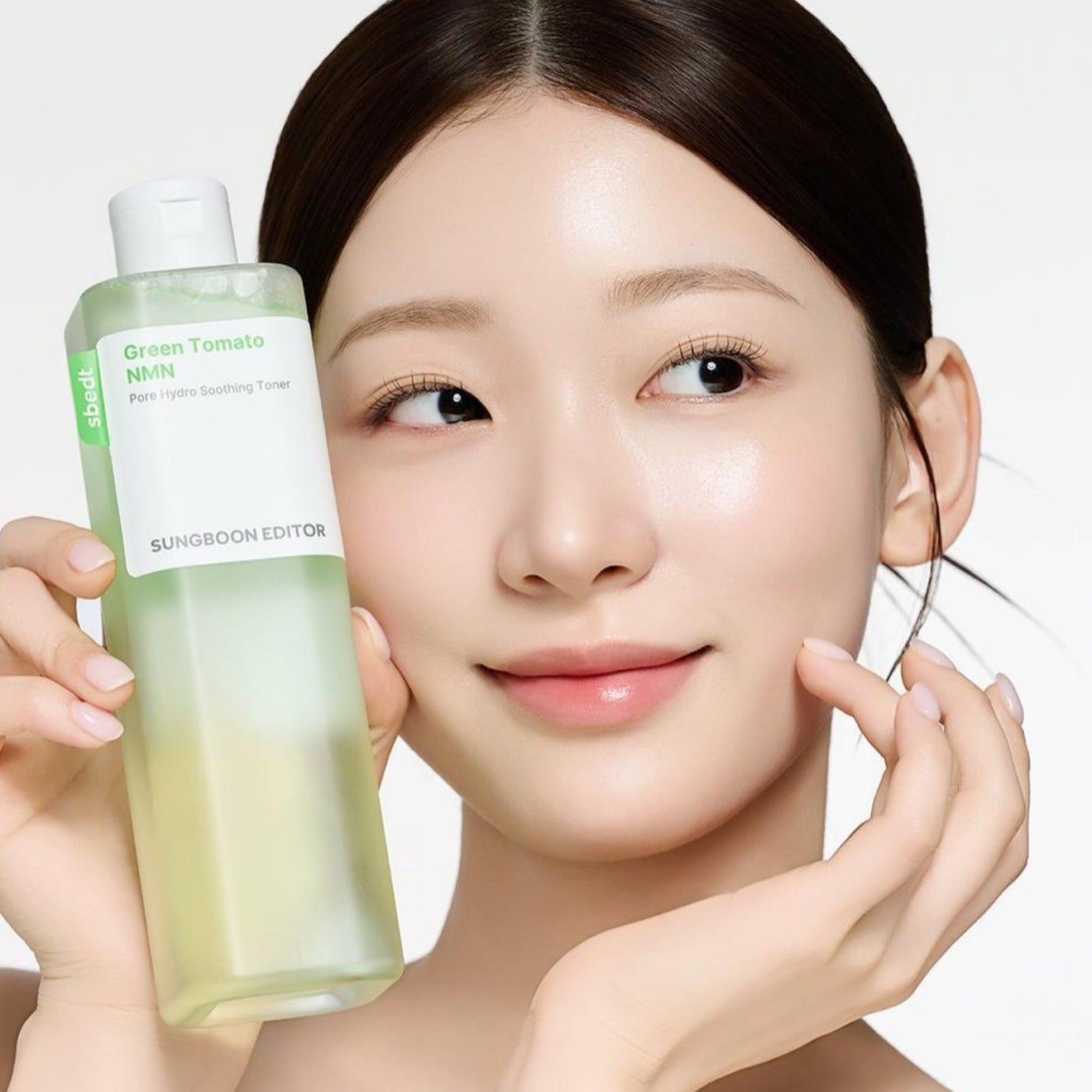 SUNGBOON EDITOR Green Tomato NMN Pore Hydro Soothing Toner 350g : femme aux côtés du flacon, visuel beauté.