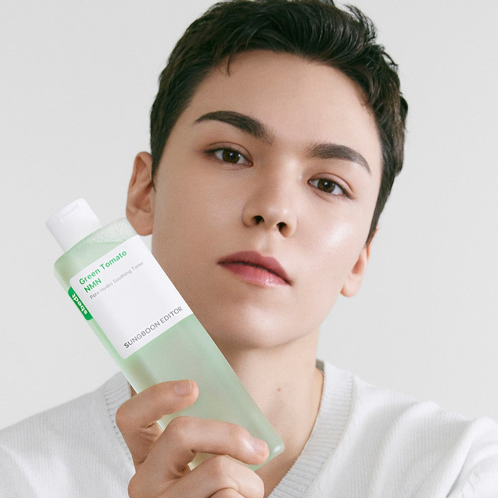 SUNGBOON EDITOR Green Tomato NMN Pore Hydro Soothing Toner 350g : flacon vert avec visage, femme fond clair