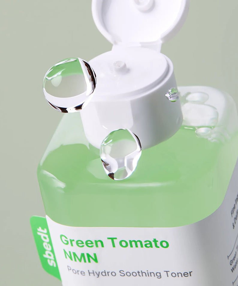 SUNGBOON EDITOR Green Tomato NMN Pore Hydro Soothing Toner 350g : flacon vert, capuchon blanc, gouttes, contexte soin beauté