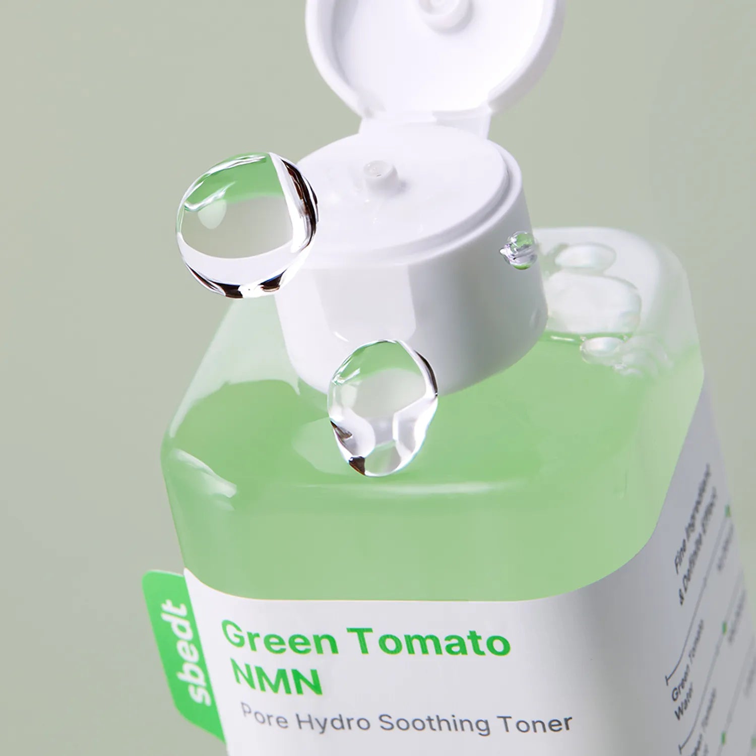 SUNGBOON EDITOR Green Tomato NMN Pore Hydro Soothing Toner 350g : flacon vert, capuchon blanc, gouttes, contexte soin beauté